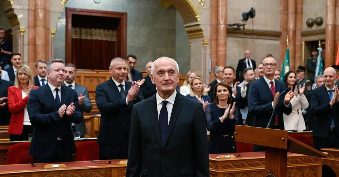 Baka András a parlament előtt beszélt az új legfőbb ügyészjelöltről