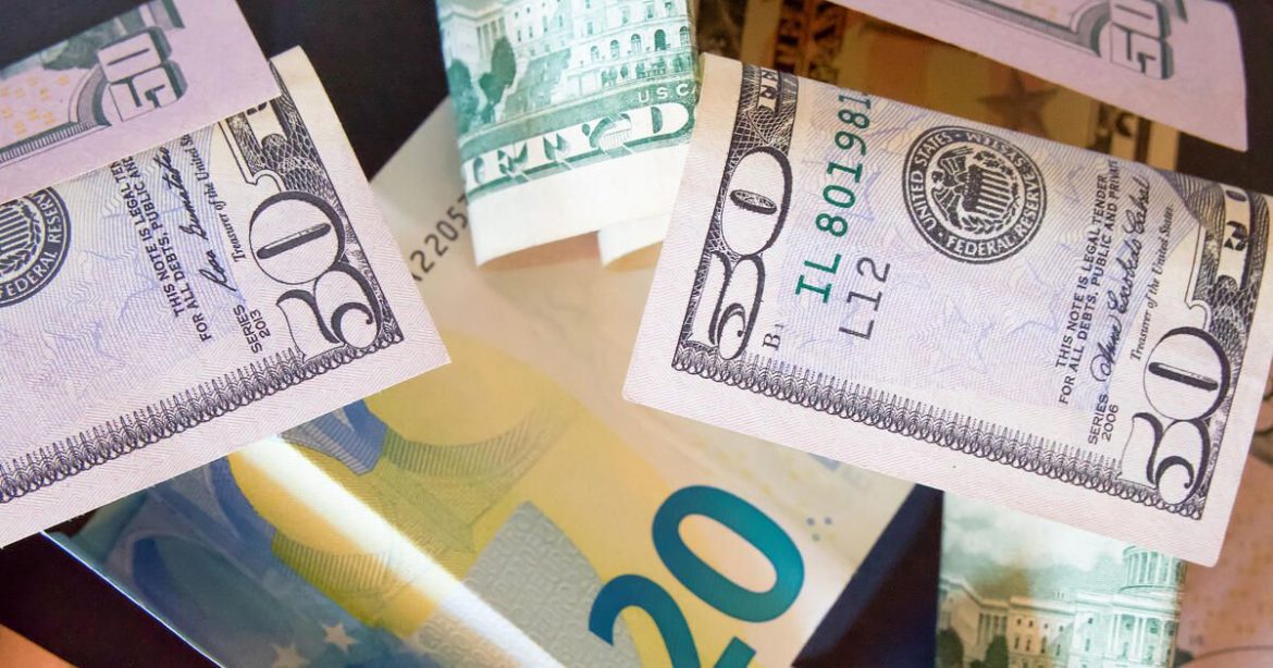 Szakértők szerint így alakul a dollár, az euró és a forint árfolyama