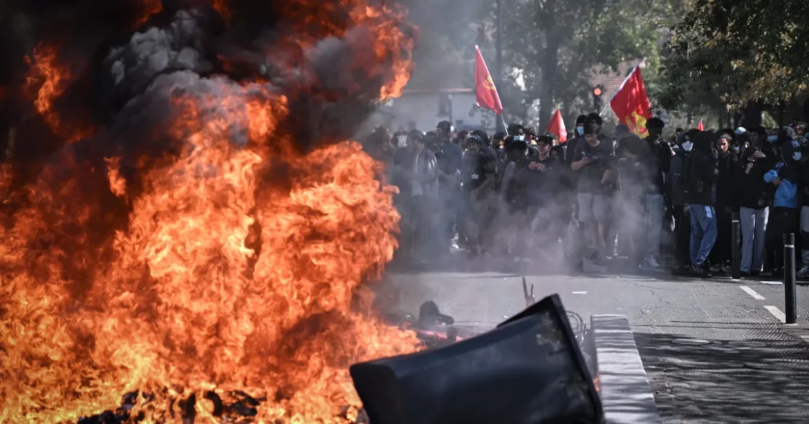 Francia iskolák égnek, városszerte megbénult a közlekedés