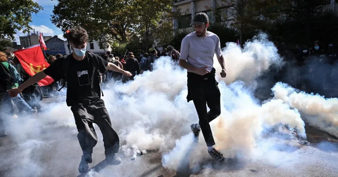 Leszakadt egy 15 éves fiú keze a franciaországi diáktüntetéseken